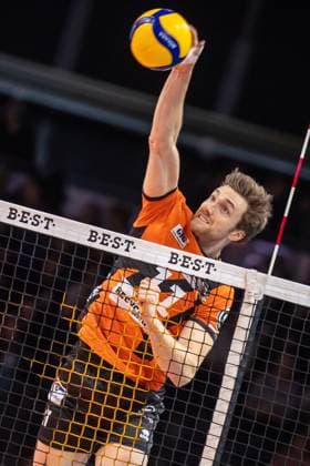 30 12 2023, Berlin, Volleyball 1 Bundesliga, Men, Matchday 11, BR Volleys Powervolleys Dueren, Max Schmeling Halle Berlins Cody Kessel plays the ball over the net BR Volleys Powervolleys Dueren