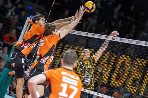 30 12 2023, Berlin, Volleyball 1 Bundesliga, Men, Matchday 11, BR Volleys Powervolleys Dueren, Max Schmeling Halle Sebastian Gevert r l of Powervolleys Dueren plays the ball against Berlins block of Timo Tammemaa and Timothee Carle BR Volleys Powervolleys Dueren