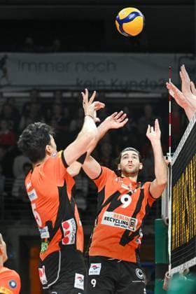 Berlin, Germany 30 December 2023 1 VBL 2023 2024 Berlin Recycling Volleys vs SWD powervolleys Düren In the picture Timothee Carle BR Volleys r places the ball for Nehemiah Mote BR Volleys l Copyright: xFotostandx xReuhlx