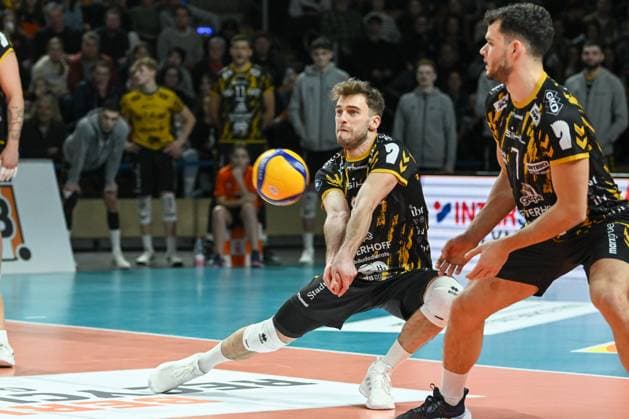 Berlin, Germany 30 December 2023 1 VBL 2023 2024 Berlin Recycling Volleys vs SWD powervolleys Düren In the picture Marcin Ernastowicz SWD powervolleys Düren receiving the ball , re Frixos Kotsakis SWD powervolleys Düren Copyright: xFotostandx xReuhlx