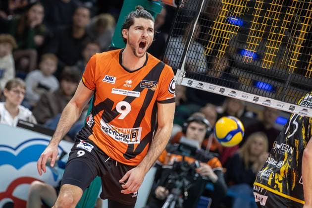 30 12 2023, Berlin, Volleyball 1 Bundesliga, Men, Matchday 11, BR Volleys Powervolleys Dueren, Max Schmeling Halle Berlins Timothee Carle cheers BR Volleys Powervolleys Dueren
