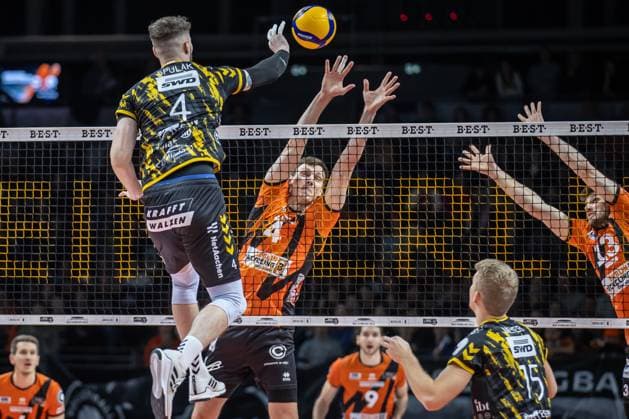 30 12 2023, Berlin, Volleyball 1 Bundesliga, Men, 11 Matchday, BR Volleys Powervolleys Dueren, Max Schmeling Halle Petr Spulak l from Powervolleys Dueren plays the ball against Berlins Timo Tammemaa BR Volleys Powervolleys Dueren