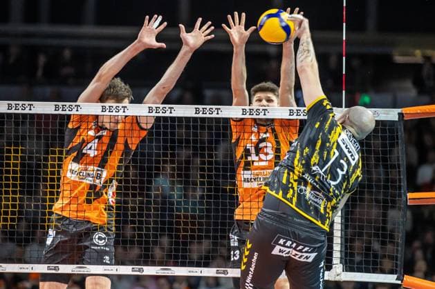 30 12 2023, Berlin, Volleyball 1 Bundesliga, Men, Matchday 11, BR Volleys Powervolleys Dueren, Max Schmeling Halle Sebastian Gevert r l of Powervolleys Dueren plays the ball against Berlins block of Ruben Schott and Timo Tammemaa BR Volleys Powervolleys Dueren