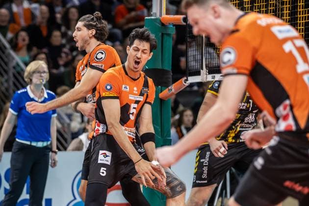 30 12 2023, Berlin, Volleyball 1 Bundesliga, Men, Matchday 11, BR Volleys Powervolleys Dueren, Max Schmeling Halle Berlins Nehemiah Mote cheers BR Volleys Powervolleys Dueren