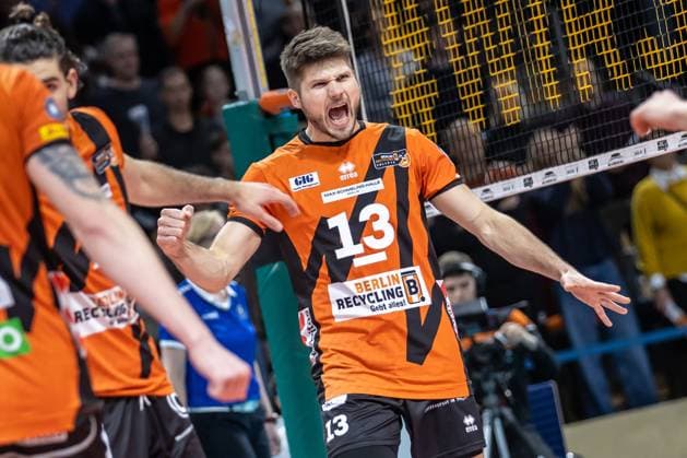 30 12 2023, Berlin, Volleyball 1 Bundesliga, Men, Matchday 11, BR Volleys Powervolleys Dueren, Max Schmeling Halle Berlins Ruben Schott cheers BR Volleys Powervolleys Dueren