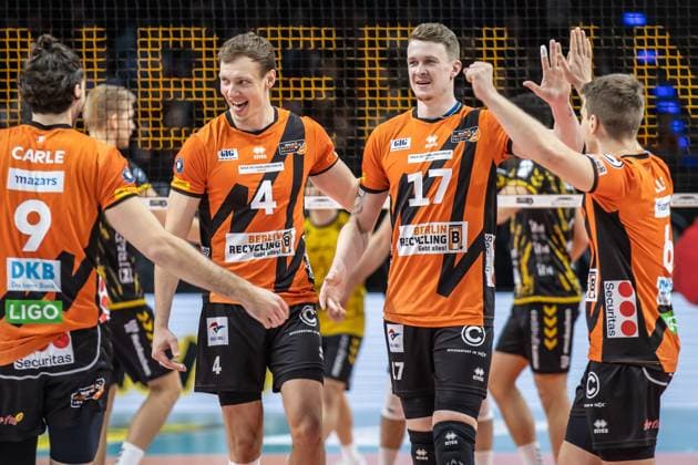 30 12 2023, Berlin, Volleyball 1 Bundesliga, Men, Matchday 11, BR Volleys Powervolleys Dueren, Max Schmeling Halle Berlins Timothee Carle l r , Timo Tammemaa, Marek Sotola and Johannes Tille cheer on BR Volleys Powervolleys Dueren