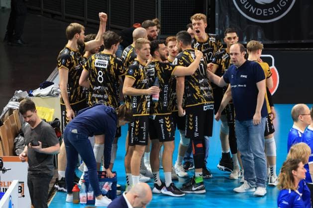 DEU, DVV, 1 VBL, BR Volleys vs Dueren, 30 12 2023, Max Schmeling Halle, Berlin, DEU, DVV, 1 VBL, BR Volleys vs Dueren, in the picture head coach Bjoern Arne Alber Dueren , Dueren players photo Juergen Engler nordphoto GmbH nordphotoxGmbHx xEngler nph00076
