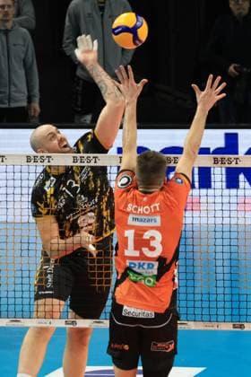 DEU, DVV, 1 VBL, BR Volleys vs Dueren, 30 12 2023, Max Schmeling Halle, Berlin, DEU, DVV, 1 VBL, BR Volleys vs Dueren, in the picture Ruben Schott BR Volleys 13 , Sebastian Gevert Dueren 13 Photo Juergen Engler nordphoto GmbH nordphotoxGmbHx xEngler nph00076