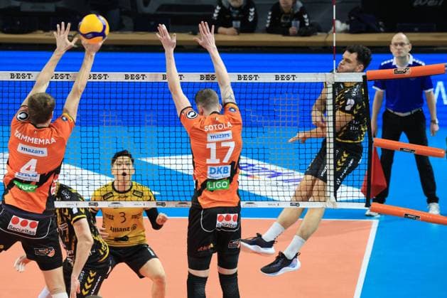 DEU, DVV, 1 VBL, BR Volleys vs Dueren, 30 12 2023, Max Schmeling Halle, Berlin, DEU, DVV, 1 VBL, BR Volleys vs Dueren, in the picture Timo Tammemaa BR Volleys 4 , Marek Sotola BR Volleys 17 , Shohei Nose Dueren 3 Photo Juergen Engler nordphoto GmbH nordphotoxGmbHx xEngler nph00076