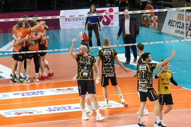 DEU, DVV, 1 VBL, BR Volleys vs Dueren, 30 12 2023, Max Schmeling Halle, Berlin, DEU, DVV, 1 VBL, BR Volleys vs Dueren, in the picture BR Volleys players circle, Dueren players circle Photo Juergen Engler nordphoto GmbH nordphotoxGmbHx xEngler nph00076