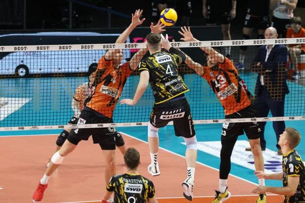DEU, DVV, 1 VBL, BR Volleys vs Dueren, 30 12 2023, Max Schmeling Halle, Berlin, DEU, DVV, 1 VBL, BR Volleys vs Dueren, in the picture Timo Tammemaa BR Volleys 4 , Ruben Schott BR Volleys 13 , Petr Spulak Dueren 4 Photo Juergen Engler nordphoto GmbH nordphotoxGmbHx xEngler nph00076