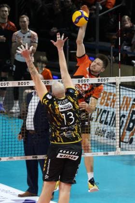 DEU, DVV, 1 VBL, BR Volleys vs Dueren, 30 12 2023, Max Schmeling Halle, Berlin, DEU, DVV, 1 VBL, BR Volleys vs Dueren, in the picture Ruben Schott BR Volleys 13 , Sebastian Gevert Dueren 13 Photo Juergen Engler nordphoto GmbH nordphotoxGmbHx xEngler nph00076