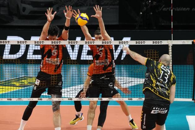 DEU, DVV, 1 VBL, BR Volleys vs Dueren, 30 12 2023, Max Schmeling Halle, Berlin, DEU, DVV, 1 VBL, BR Volleys vs Dueren, in the picture Neheimjah Mote BR Volleys 5 , Timothee Carle BR Volleys 9 , Sebastian Gevert Dueren 13 Photo Juergen Engler nordphoto GmbH nordphotoxGmbHx xEngler nph00076