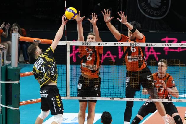 DEU, DVV, 1 VBL, BR Volleys vs Dueren, 30 12 2023, Max Schmeling Halle, Berlin, DEU, DVV, 1 VBL, BR Volleys vs Dueren, in the picture Johannes Tille BR Volleys 6 , Neheimjah Mote BR Volleys 5 ,Marek Sotola BR Volleys 17 , Marcin Ernastowicz Dueren 9 Photo Juergen Engler nordphoto GmbH nordphotoxGmbHx xEngler nph00076