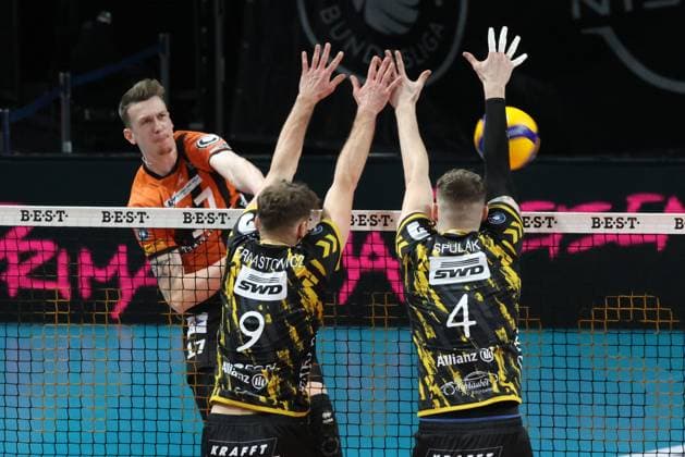 DEU, DVV, 1 VBL, BR Volleys vs Dueren, 30 12 2023, Max Schmeling Halle, Berlin, DEU, DVV, 1 VBL, BR Volleys vs Dueren, in the picture Marek Sotola BR Volleys 17 , Marcin Ernastowicz Dueren 9 , Petr Spulak Dueren 4 Photo Juergen Engler nordphoto GmbH nordphotoxGmbHx xEngler nph00076