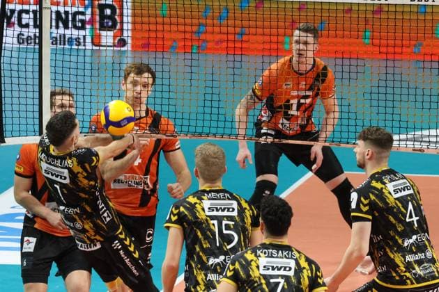 DEU, DVV, 1 VBL, BR Volleys vs Dueren, 30 12 2023, Max Schmeling Halle, Berlin, DEU, DVV, 1 VBL, BR Volleys vs Dueren, in the picture Johannes Tille BR Volleys 6 , Timo Tammemaa BR Volleys 4 , Marek Sotola BR Volleys 17 , Dimitrios Mouchlias Dueren 1 , Leo Meyer Dueren 15 Photo Juergen Engler nordphoto GmbH nordphotoxGmbHx xEngler nph00076