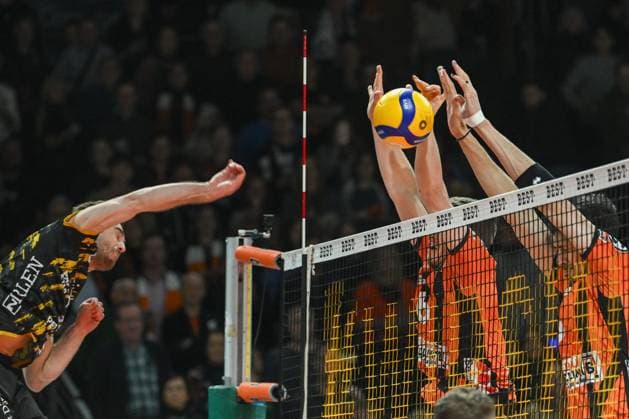 Berlin, Germany 30 December 2023 1 VBL 2023 2024 Berlin Recycling Volleys vs SWD powervolleys Düren Pictured from left in a duel Marcin Ernastowicz SWD powervolleys Düren , Johannes Tille BR Volleys , Nehemiah Mote BR Volleys Copyright: xFotostandx xReuhlx