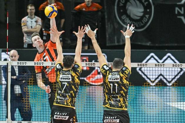 Berlin, Germany 30 December 2023 1 VBL 2023 2024 Berlin Recycling Volleys vs SWD powervolleys Düren In the picture from left Marek Sotola BR Volleys smashes the ball over the Düren block of Frixos Kotsakis SWD powervolleys Düren , Michael Andrei SWD powervolleys Düren Copyright: xFotostandx xReuhlx
