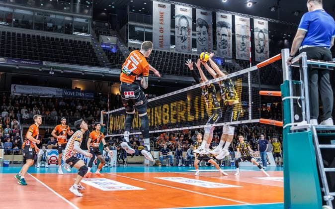 30 12 2023, Berlin, Volleyball 1 Bundesliga, Men, Matchday 11, BR Volleys Powervolleys Dueren, Max Schmeling Halle Berlins Marek Sotola plays the ball against the block from Dueren BR Volleys Powervolleys Dueren
