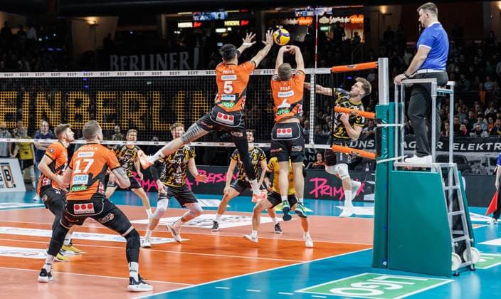 30 12 2023, Berlin, Volleyball 1 Bundesliga, Men, Matchday 11, BR Volleys Powervolleys Dueren, Max Schmeling Halle Berlins Nehemiah Mote and Johannes Tille go for the ball BR Volleys Powervolleys Dueren