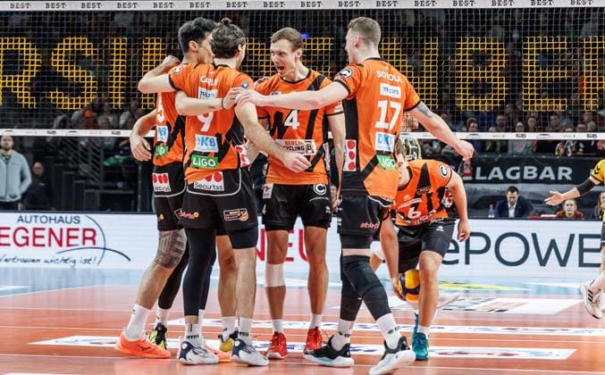 30 12 2023, Berlin, Volleyball 1 Bundesliga, Men, 11 Matchday, BR Volleys Powervolleys Dueren, Max Schmeling Halle Berlins players cheer BR Volleys Powervolleys Dueren