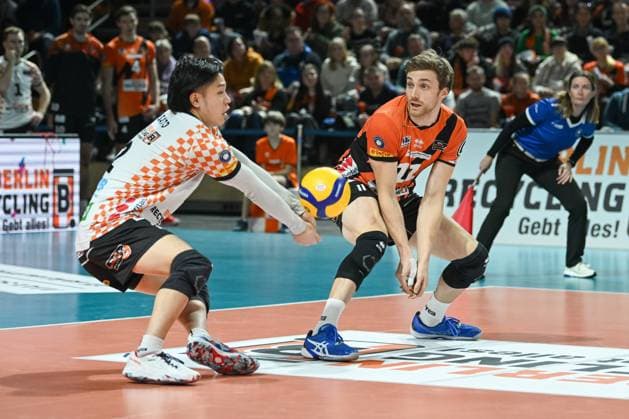 Berlin, Germany 30 December 2023 1 VBL 2023 2024 Berlin Recycling Volleys vs SWD powervolleys Düren In the picture Satoshi Tsuiki BR Volleys takes the ball, Cody Kessel BR Volleys secures the ball. Copyright: xFotostandx xReuhlx