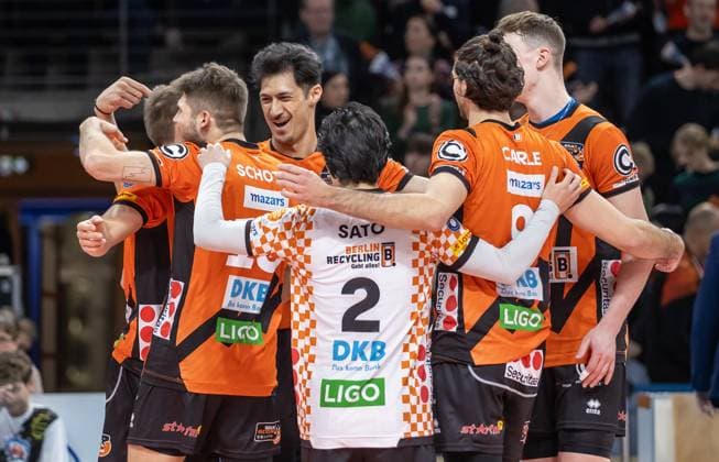 30 12 2023, Berlin, Volleyball 1 Bundesliga, Men, 11 Matchday, BR Volleys Powervolleys Dueren, Max Schmeling Halle Berlins players cheer BR Volleys Powervolleys Dueren