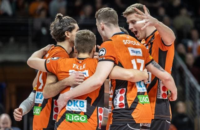 30 12 2023, Berlin, Volleyball 1 Bundesliga, Men, 11 Matchday, BR Volleys Powervolleys Dueren, Max Schmeling Halle Berlins players cheer BR Volleys Powervolleys Dueren