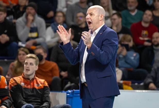 30 12 2023, Berlin, Volleyball 1 Bundesliga, Men, 11 Matchday, BR Volleys Powervolleys Dueren, Max Schmeling Halle Coach Joel Banks of the Berlin Volleys calls something to his team BR Volleys Powervolleys Dueren