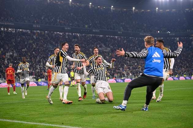 Sport Themen der Woche KW52 Sport Bilder des Tages Foto Fabio Ferrari LaPresse 30 Dicembre 2023 -Torino, Italia - - Juventus vs Roma - Campionato italiano di calcio Serie A TIM 2023 2024 - Allianz Stadium. Nella foto: esultanza Juventus dopo il goal di Adrien Rabiot (Juventus FC) del 1-0 December 30, 2023 Turin, Italy - sport soccer - Juventus vs Roma - Italian Football Championship League A TIM 2023 2024 - Allianz Stadium In the pic: Juventus celebrates after goal Adrien Rabiot (Juventus FC) 1-0  Copyright: xFabioxFerrari LaPressex