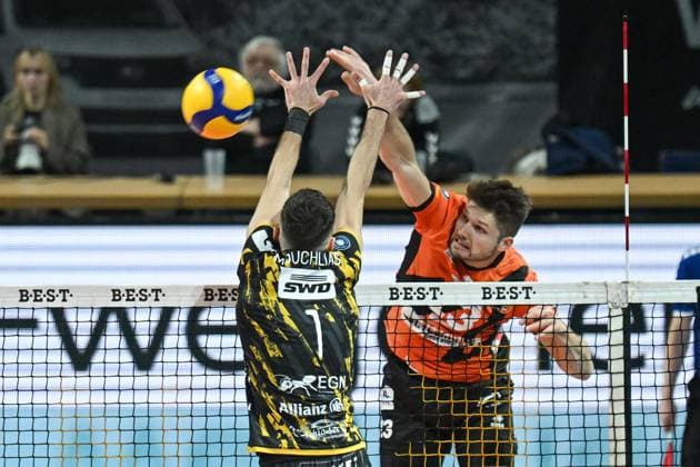 Berlin, Germany 30 December 2023 1 VBL 2023 2024 Berlin Recycling Volleys vs SWD powervolleys Düren Pictured from left in a duel Dimitrios Mouchlias SWD powervolleys Düren , Ruben Schott BR Volleys Copyright: xFotostandx xReuhlx