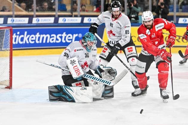 30 12 2023, Davos, Eisstadion Davos, Spengler Cup HC Dynamo Pardubice Team Canada, 30 goalkeeper Aaron Dell Team Canada against 61 Martin Kaut Dynamo Pardubice Davos Eisstadion Davos Graubünden Switzerland Copyright: xJustPictures.ch AndreaxBrancax jp-en-AnBr-AB_30122023_AAB_6083