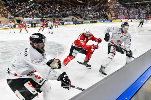 30 12 2023, Davos, Eisstadion Davos, Spengler Cup HC Dynamo Pardubice Team Canada, 61 Martin Kaut Dynamo Pardubice against 8 Jordie Benn Team Canada and 71 John Quenneville Team Canada Davos Eisstadion Davos Graubünden Switzerland Copyright: xJustPictures.ch AndreaxBrancax jp-en-AnBr-AB_30122023_DSC_7707