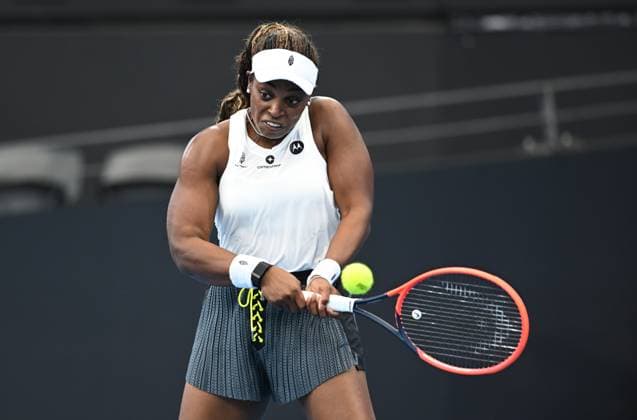 TENNIS BRISBANE INTERNATIONAL, Sloane Stephens of the USA in action against Katerina Siniakova of the Czech Republic during their round 1 match on Day 1 of the 2024 Brisbane International at the Queensland Tennis Centre in Brisbane, unday, December 31, 2023. ( NO ARCHIVING, EDITORIAL USE ONLY, NO USE IN BOOKS WITHOUT CONSENT BRISBANE QUEENSLAND AUSTRALIA  Copyright: xDARRENxENGLANDx 20231231001883539782