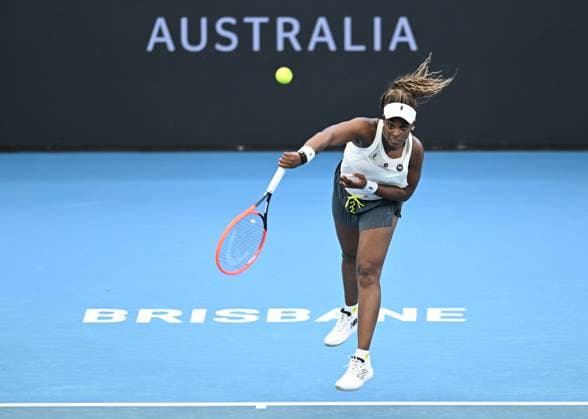 TENNIS BRISBANE INTERNATIONAL, Sloane Stephens of the USA in action against Katerina Siniakova of the Czech Republic during their round 1 match on Day 1 of the 2024 Brisbane International at the Queensland Tennis Centre in Brisbane, unday, December 31, 2023. ( NO ARCHIVING, EDITORIAL USE ONLY, NO USE IN BOOKS WITHOUT CONSENT BRISBANE QUEENSLAND AUSTRALIA  Copyright: xDARRENxENGLANDx 20231231001883553101
