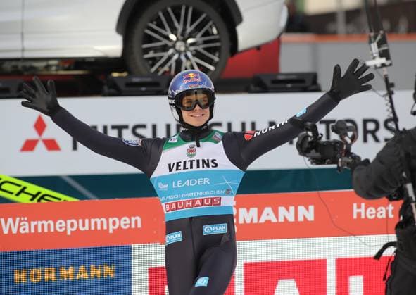Sport Themen der Woche KW52 Sport Bilder des Tages Garmisch-Partenkirchen, Deutschland 31. Dezember 2023: 72.internationale Vierschanzentournee, Skispringen, Herren, Weltcup, Garmisch-Partenkirchen, Olympia Skistadion, 4hills, Olympiaschanze, Qualifikation WELLINGER Andreas (GER) streckt beide Arme von sich, Jubel, Freude *** Garmisch Partenkirchen, Germany 31 December 2023 72 international Four Hills Tournament, ski jumping, men, World Cup, Garmisch Partenkirchen, Olympic Ski Stadium, 4hills, Olympic Hill, qualification WELLINGER Andreas GER stretches both arms, cheers, joy