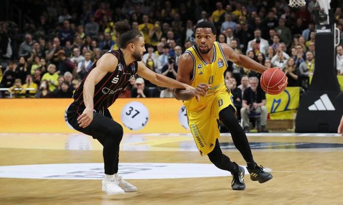 Sport Themen der Woche KW52 Sport Bilder des Tages Kaza Kajami Keane, Sterling Brown Zweikampf Spielszene Aktion Basketball BBL Bundesliga Herren 14.Spieltag Saison 2023 2024 31.12.2023 ALBA Berlin vs. Niners Chemnitz 99ers *** Kaza Kajami Keane, Sterling Brown duel Match scene Action Sport Basketball BBL Bundesliga Men 14 Matchday Season 2023 2024 31 12 2023 ALBA Berlin vs Niners Chemnitz 99ers