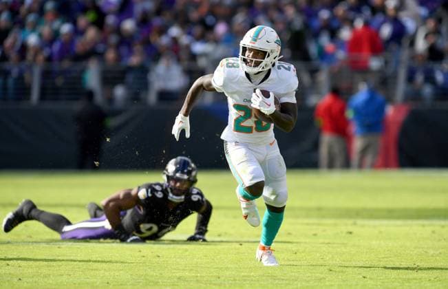 BALTIMORE, MD - DECEMBER 31: Miami Dolphins running back De™Von Achane (28) runs for a long gain during the Miami Dolphins versus Baltimore Ravens NFL, American Football Herren, USA game at M&T Bank Stadium on December 31, 2023 in Baltimore, MD. (Photo by Randy Litzinger Icon Sportswire) NFL: DEC 31 Dolphins at Ravens EDITORIAL USE ONLY Icon9662312310172