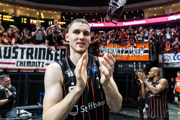 31 12 2023, easyCredit Basketball Bundesliga, BBL, Season 2023 2024, Men, Alba Berlin Niners Chemnitz, Copyright Alexander Trienitz Jonas Richter Niners Chemnitz, No 7 thanks the fans