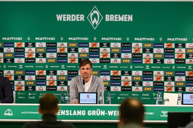 Sport Themen der Woche KW01 GER, 1.FBL, Werder Bremen Mixzone Jung 02.01.2024, Medienraum, Bremen, GER, 1.FBL, Werder Bremen Mixzone Jung Clemens Fritz (sportlicher Direktor und Leiter Scouting SV Werder Bremen); ; am Podium im Medienraum sitzend während einer Mixed Zone. *** GER, 1 FBL, Werder Bremen Mixzone Young 02 01 2024, Media Room, Bremen, GER, 1 FBL, Werder Bremen Mixzone Young Clemens Fritz Sporting Director and Head of Scouting SV Werder Bremen sitting at the podium in the media room during a Mixed Zone nordphotoxGmbHxx xKokenge nph00001