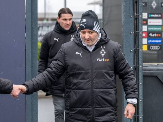 Sport Themen der Woche KW01 Sport Bilder des Tages Oliver Neuville (Borussia Moenchengladbach, Assistenztrainer) kommt zum ersten Training auf den Platz. Dahinter Gerardo Seoane (Borussia Moenchengladbach, Trainer). Borussia Moenchengladbach, Fussball, 1. Bundesliga, Training, Saison 2023 2024, 02.01.2024 Borussia Moenchengladbach, Fussball, 1. Bundesliga, Training, Saison 2023 2024, 22.11.2023 Moenchengladbach *** Oliver Neuville Borussia Moenchengladbach, assistant coach comes onto the pitch for the first training session Behind him Gerardo Seoane Borussia Moenchengladbach, coach Borussia Moenchengladbach, football, 1 Bundesliga, training, 2023 2024 season, 02 01 2024 Borussia Moenchengladbach, football, 1 Bundesliga, training, 2023 2024 season, 22 11 2023 Moenchengladbach Copyright: xEibner-Pressefoto ThomasxHaeslerx EP_THR