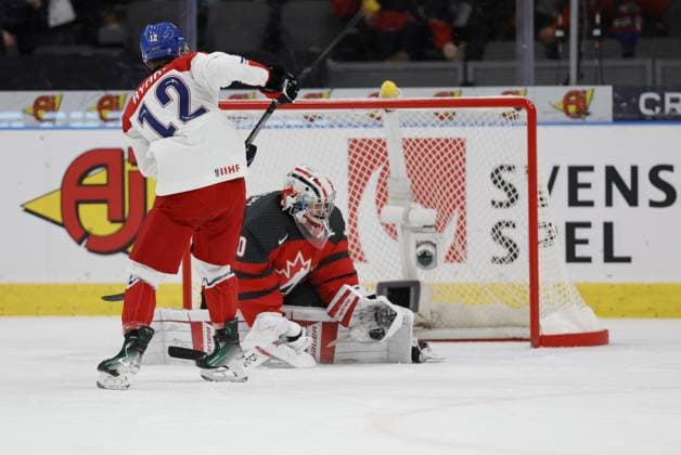 GOTHENBURG, SWEDEN 20240102 Canada s goalkeeper saves a penalty from Matthis Rousseau Czechia s Dominik Rymon 12 during the IIHF World Junior Championship ice hockey quarter final match between Canada and Czech Republic at Scandinavium in Gothenburg, Sweden January 2, 2024 GOTHENBURG SWEDEN x9200x  Copyright: xAdamxIhse TTx IIHF World Junior Championship 23-24 Canada - Czech Republic