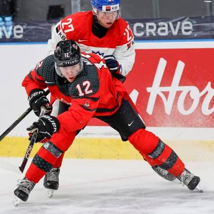 GOTHENBURG, SWEDEN 20240102 Canada s Fraser Minten 12 and Czechia s Marek Alscher 27 in action during the IIHF World Junior Championship ice hockey quarter final match between Canada and Czech Republic at Scandinavium in Gothenburg, Sweden January 2, 2024 GOTHENBURG SWEDEN x9200x  Copyright: xAdamxIhse TTx IIHF World Junior Championship 23-24 Canada - Czech Republic