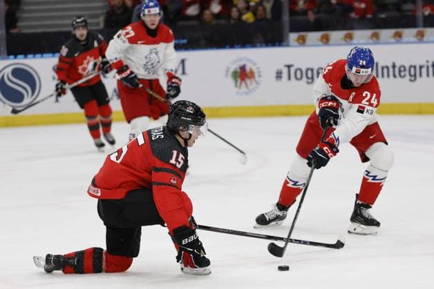 GOTHENBURG, SWEDEN 20240102 Canada s Matthew Poitras 15 and Czechia s Matyas Sapovaliv 24 in action during the IIHF World Junior Championship ice hockey quarter final match between Canada and Czech Republic at Scandinavium in Gothenburg, Sweden January 2, 2024 GOTHENBURG SWEDEN x9200x  Copyright: xAdamxIhse TTx IIHF World Junior Championship 23-24 Canada - Czech Republic