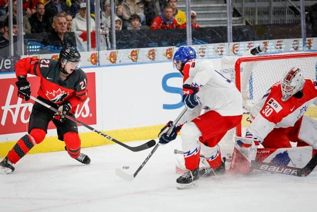 GOTHENBURG, SWEDEN 20240102 Canada s Owen Allard L , Czechia s Matyas Melovsky C and Czech goalkeeper Michael Hrabal in action during the IIHF World Junior Championship ice hockey quarter final match between Canada and Czech Republic at Scandinavium in Gothenburg, Sweden January 2, 2024 GOTHENBURG SWEDEN x9200x  Copyright: xAdamxIhse TTx IIHF World Junior Championship 23-24 Canada - Czech Republic