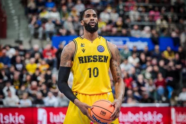 Elijah Childs MHP Riesen Ludwigsburg, 10 , concentrated before free throw MHP RIESEN Ludwigsburg Daruessafaka Lassa, Sport, Basketball, Basketball Champions League, Season 2023 24, 02 01 2024, Ludwigsburg MHPArena , DEU MHP RIESEN Ludwigsburg Daruessafaka Lassa, 02 01 2024, Ludwigsburg MHPArena , DEU Ludwigsburg Copyright: xSandyxDinkelackerx EP_SDR