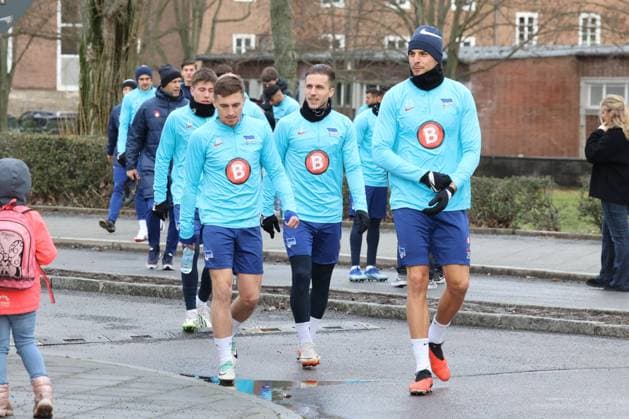 DEU, DFL, 2 FBL Hertha BSC, Training, 03 01 2024, Sportforum, Berlin, DEU, DFL, 2 FBL Hertha BSC, Training, im Bild Hertha Spielerkreis, Jonjoe Kenny Hertha BSC Berlin 16 , Peter Pekarik Hertha BSC Berlin 2 , Haris Tabakovic Hertha BSC Berlin 25 DFL regulations prohibit any use of Photographs as image sequences and or quasi video Foto Juergen Engler nordphoto GmbH nordphotoxGmbHx xEngler nph00076