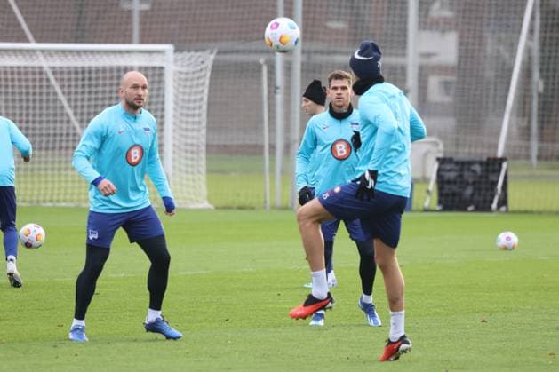 DEU, DFL, 2 FBL Hertha BSC, Training, 03 01 2024, Sportforum, Berlin, DEU, DFL, 2 FBL Hertha BSC, Training, im Bild Toni Leistner Hertha BSC Berlin 37 , Florian Niederlechner Hertha BSC Berlin 7 , Haris Tabakovic Hertha BSC Berlin 25 DFL regulations prohibit any use of Photographs as image sequences and or quasi video Foto Juergen Engler nordphoto GmbH nordphotoxGmbHx xEngler nph00076