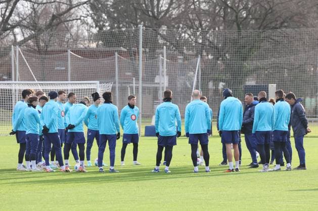 DEU, DFL, 2 FBL Hertha BSC, Training, 03 01 2024, Sportforum, Berlin, DEU, DFL, 2 FBL Hertha BSC, Training, im Bild Cheftrainer Pal Dardai Hertha BSC Berlin , Hertha Spielerkreis DFL regulations prohibit any use of Photographs as image sequences and or quasi video Foto Juergen Engler nordphoto GmbH nordphotoxGmbHx xEngler nph00076