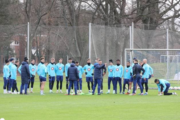 DEU, DFL, 2 FBL Hertha BSC, Training, 03 01 2024, Sportforum, Berlin, DEU, DFL, 2 FBL Hertha BSC, Training, im Bild Cheftrainer Pal Dardai Hertha BSC Berlin , Hertha Spielerkreis DFL regulations prohibit any use of Photographs as image sequences and or quasi video Foto Juergen Engler nordphoto GmbH nordphotoxGmbHx xEngler nph00076